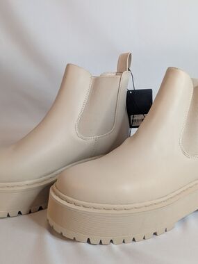 NWT Forever 21 Chunky Chelsea Platform Boots in Cream Women's Size 8
